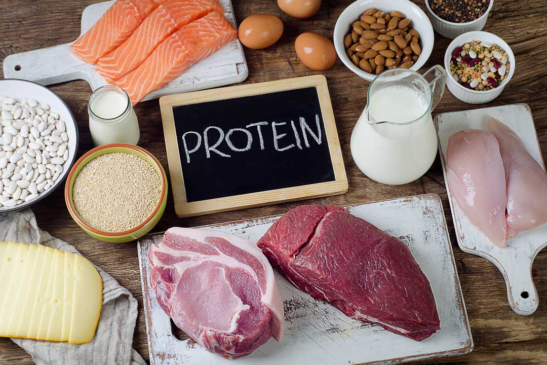 come l’assunzione di proteine è associata alla pressione sanguigna e ai livelli di colesterolo negli anziani italiani